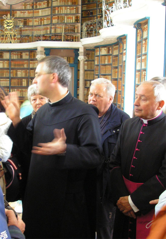 Bruder Alexander Schlachter OSB erklärt die Klosterbibliothek (Foto: Rolf-Werner Hasse)